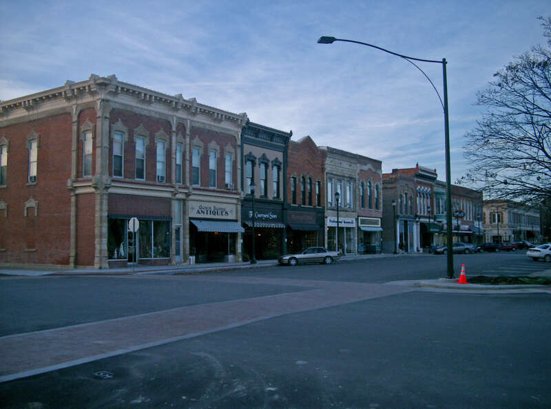 1 Street (the section opposite to the Courthouse), Winterset
