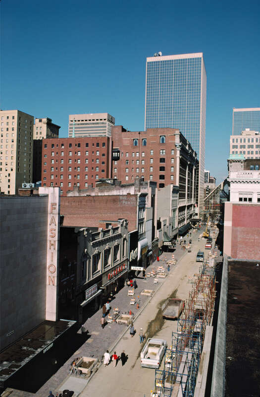 Looking N from parking garage at 4th and Chestnut Sts..
Prominent buildings include (from left) &amp;lt;a href=&quot;http://kentuckytowers.net/&quot; rel=&quot;nofollow&quot;&amp;gt;Kentucky Towers&amp;lt;/a&amp;gt;, &amp;lt;a href=&quot;http://en.wikipedia.org/wiki/Seelbach_Hotel&quot;