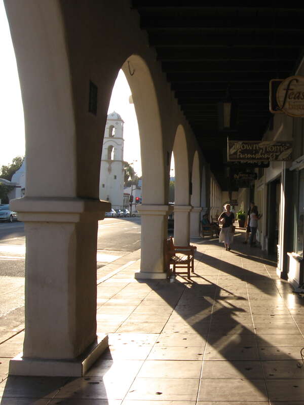Ojai Arcade — shops, cafés, and bars.
Located in downtown Ojai, Southern California.
Built in 1917 in the Spanish Colonial Revival style.