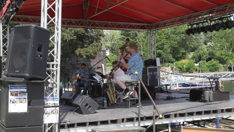 Mes Amis is a Gypsy Jazz trio led by guitarist, vocalist and composer Steve Lynnworth. The band plays an infectious mix of traditional Gypsy, Latin and American jazz standards along with many of Steve’s original compositions.  The core of the band is