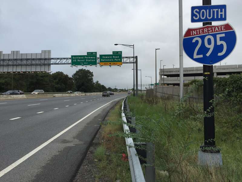 View south along Interstate 295 (Anacostia Freeway) between Exit 5 (Interstate 695, District of Columbia Route 295) and Exit 4 (Howard Road, Suitland Parkway) in Washington, D.C.