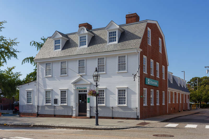8 Washington Square, Newport Rhode Island. Before becoming Newport National Bank, this was a private home owned in the 1790s by a member of the Rodriguez Rivera family. This Jewish family helped build Touro
Synagogue.