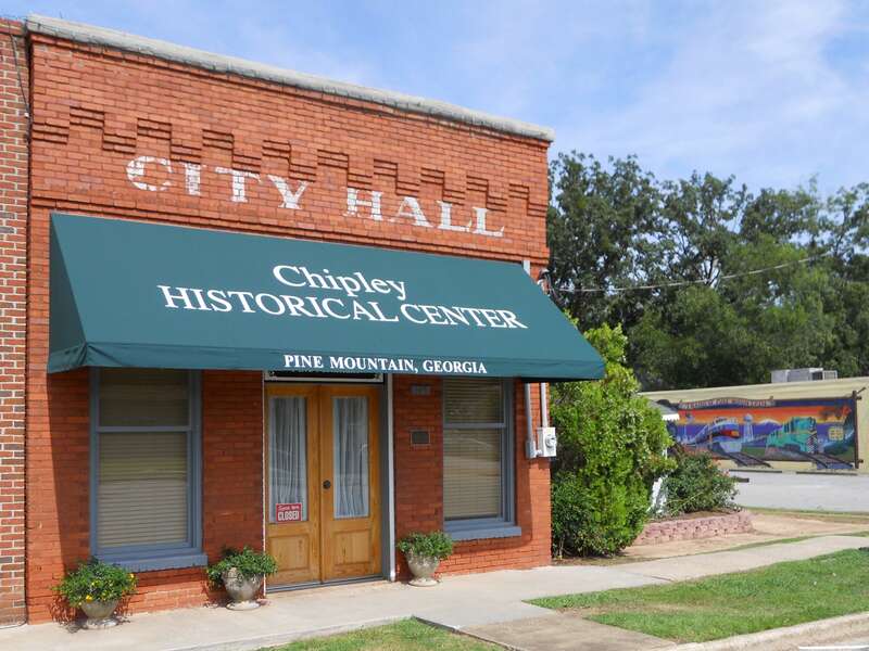 This is a photograph of the Chipley-Pine Mountain Town Hall in Pine Mountain, Georgia.
