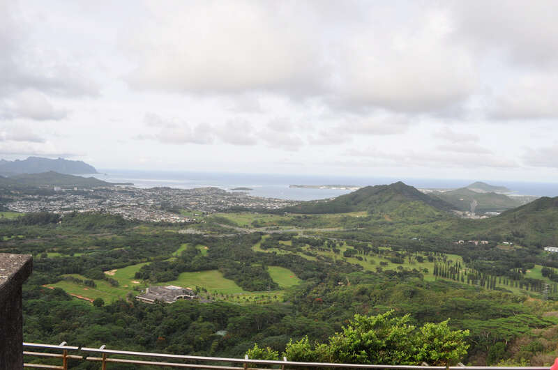 I am overlooking a cliff at Pali Lookout, on HI-61, Pali Highway.
This cliff is where the decisive battle between the forces of Kamehameha the Great and the Maui Tribe was held. Kamehameha had first arrived on Waikiki in 1795, at a time when Oahu was