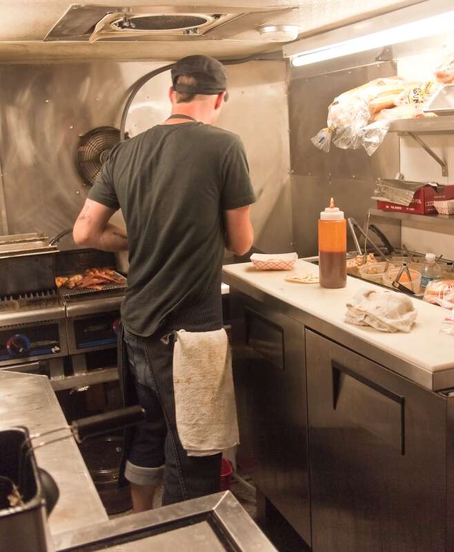 Handelsübliche Saladette mit einer Abstell- und Arbeitsfläche aus Polyethylen, hier in einem Imbisswagen („Dim and Den Sum Truck“) in Cleveland.