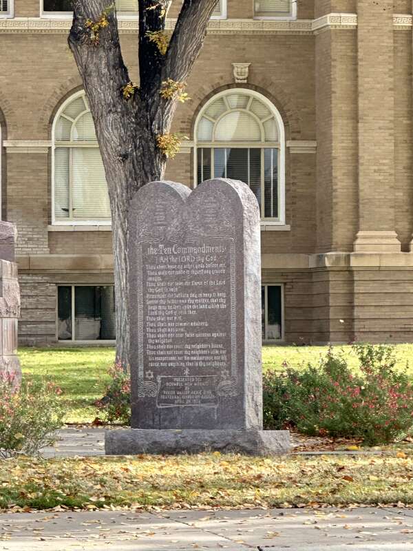 Ten Commandments Monument
Chaves County Court House

Roswell, New Mexico, USA