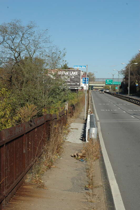 it's pretty fun, Harding Way in Polish Hill becomes a set of steps to come up to Bigelow Boulevard, which it then crosses and the steps continue up to the Hill District.

here the street sign indicates the steps coming up from below on the left