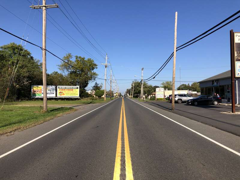 View east along New Jersey State Route 33 (Mercer Street) between Airport Road and Summit Street in East Windsor Township, Mercer County, New Jersey