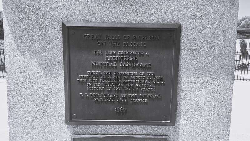 Plaque on the statue of Alexander Hamilton