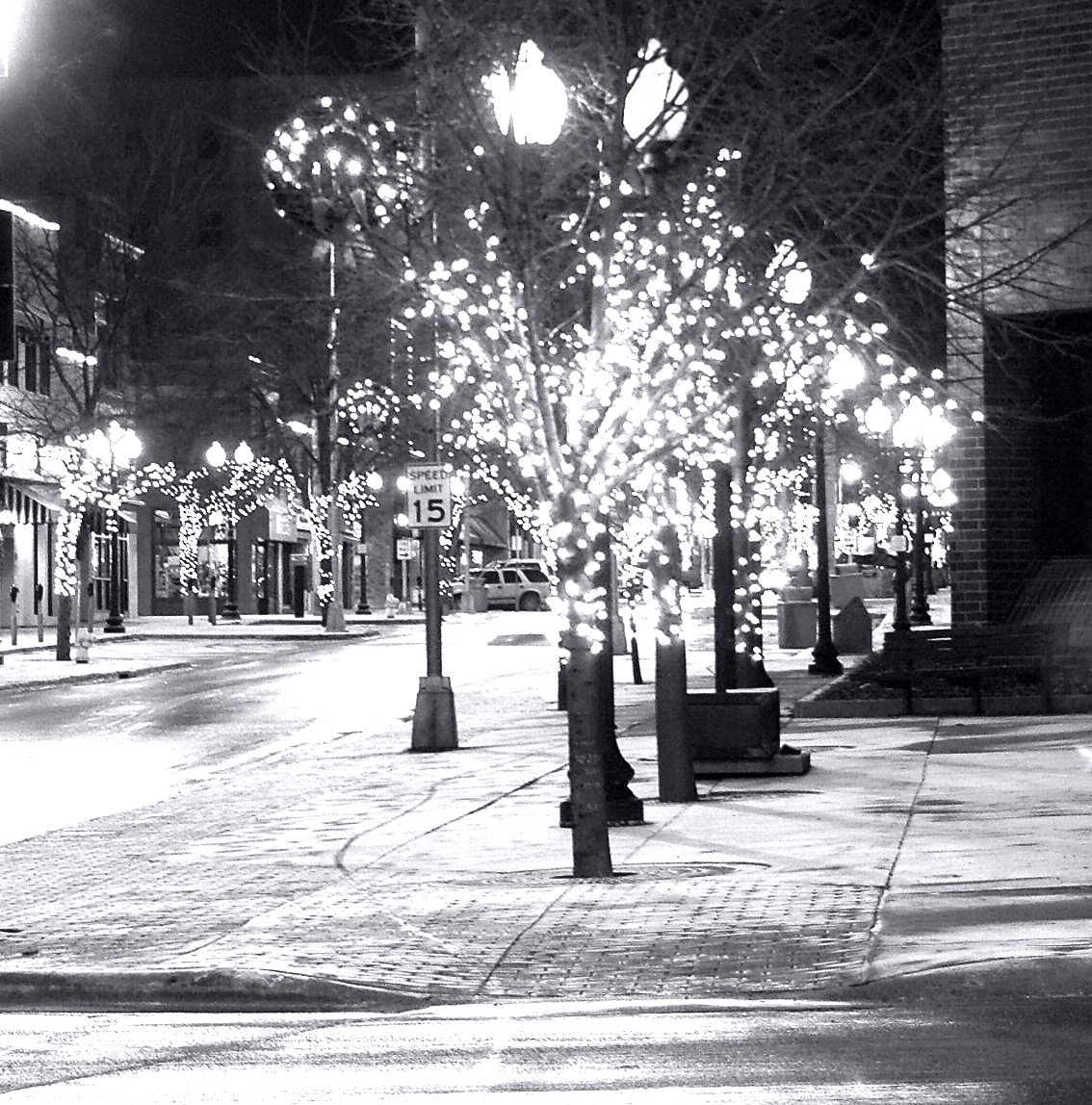 Another view of downtown Sioux Falls, around the corner of 9th and Phillips looking south.  There was just a light dusting of snow everywhere, and a light breeze (brrrrr).