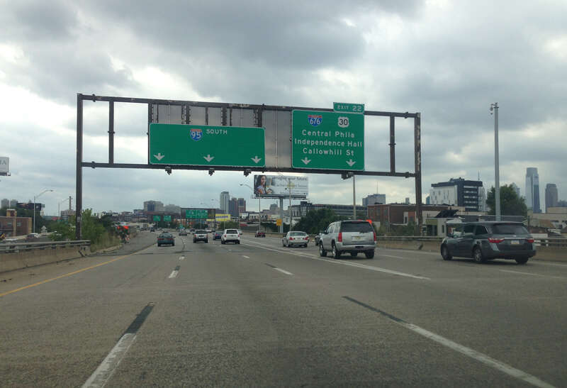 View south along Interstate 95 (Delaware Expressway) at Exit 22 (Interstate 676/U.S. Route 30, Central Philadelphia, Independence Hall, Callowhill Street) in Philadelphia, Pennsylvania
