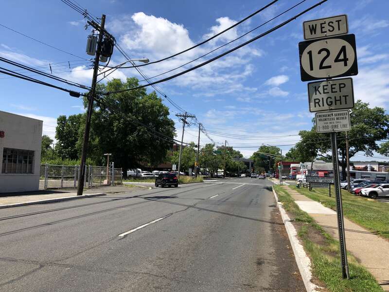 View west along New Jersey State Route 124 (Springfield Avenue) between Victory Road and Union County Route 577 (Main Street) in Springfield Township, Union County, New Jersey