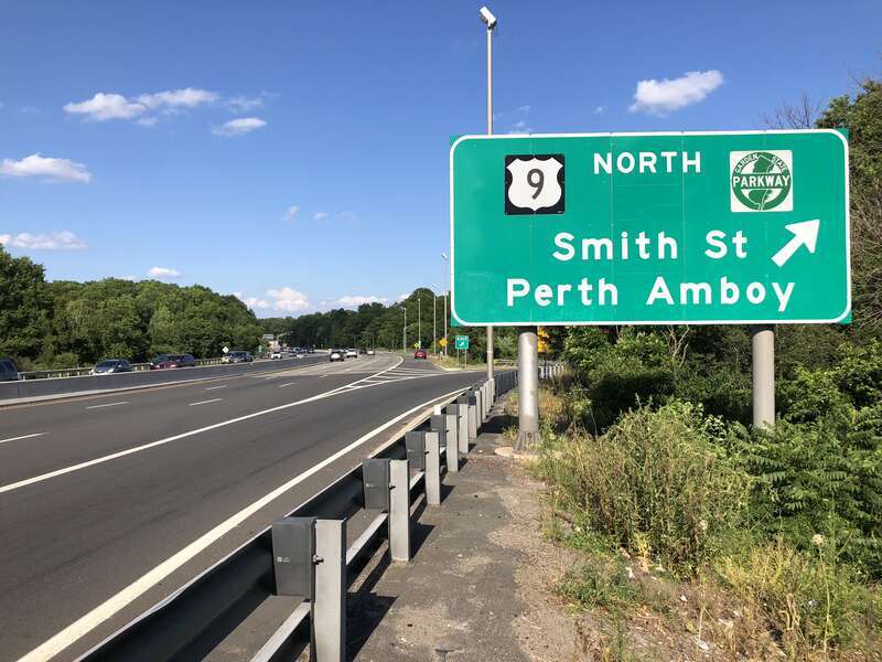 View north along New Jersey State Route 440 (Middlesex Freeway) at the exit for U.S. Route 9 NORTH/Garden State Parkway NORTH/Smith Street/Perth Amboy in Woodbridge Township, Middlesex County, New Jersey