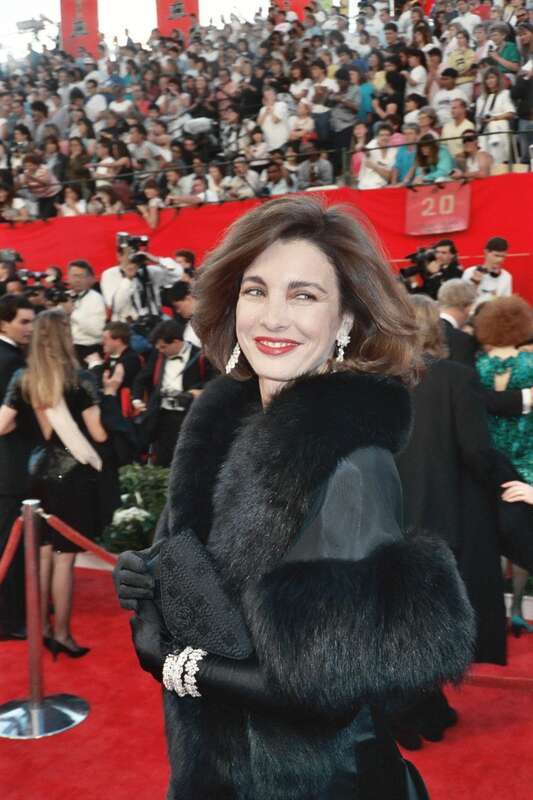 Anne Archer on the red carpet at the 61st Annual Academy Awards