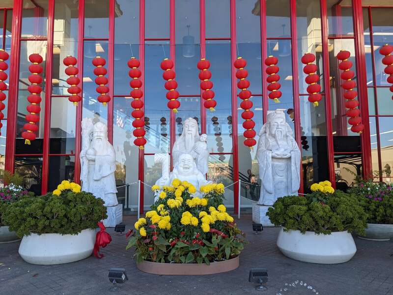 Các bức tượng trước Thương xá Phước Lộc Thọ