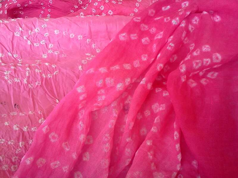 ...on the left, a pink silk skirt my friend Sussette gave me. On the right, a cotton dupatta I bought in the Amma bookstore that looks like it came out of the exact same dye lot!
The weird thing is that I'd wanted to find a matching shawl but knew I