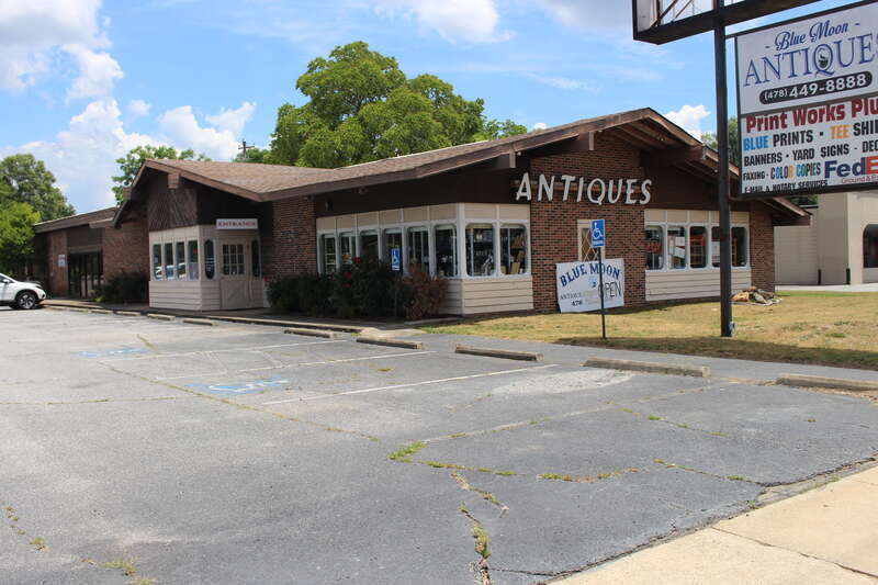 Blue Moon Antiques (former Western Sizzlin' restaurant building), Warner Robins, Houston County, Georgia