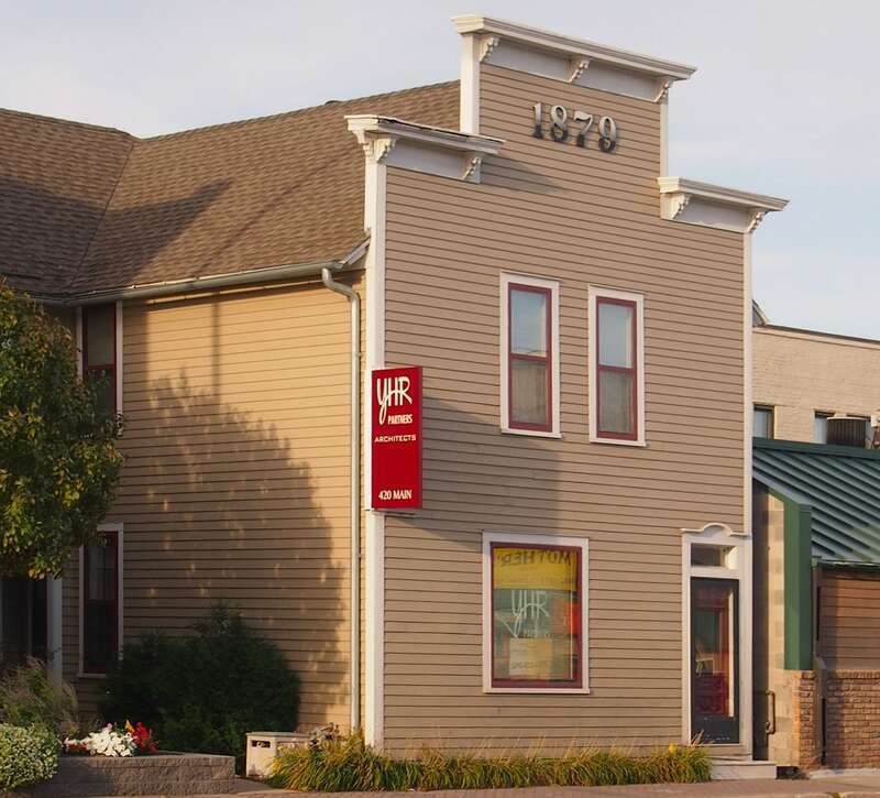 Burnham Building, 420 Main Ave, Moorhead, Minnesota, USA.  Viewed from the southwest.  The wing on the left is a later addition.





This is an image of a place or building that is listed on the National Register of Historic Places in the United