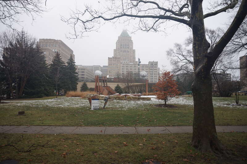 Pallister Park and the Fisher Building in Detroit, Michigan (United States).