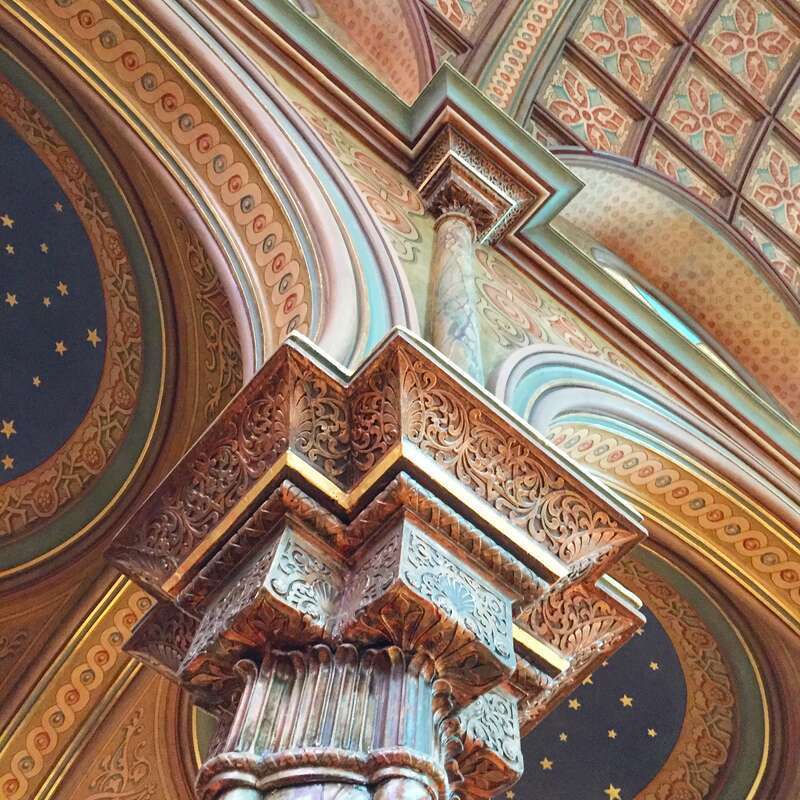 Eldridge Street Synagogue 
Arch Column Design Detail 

Paint and Carvings