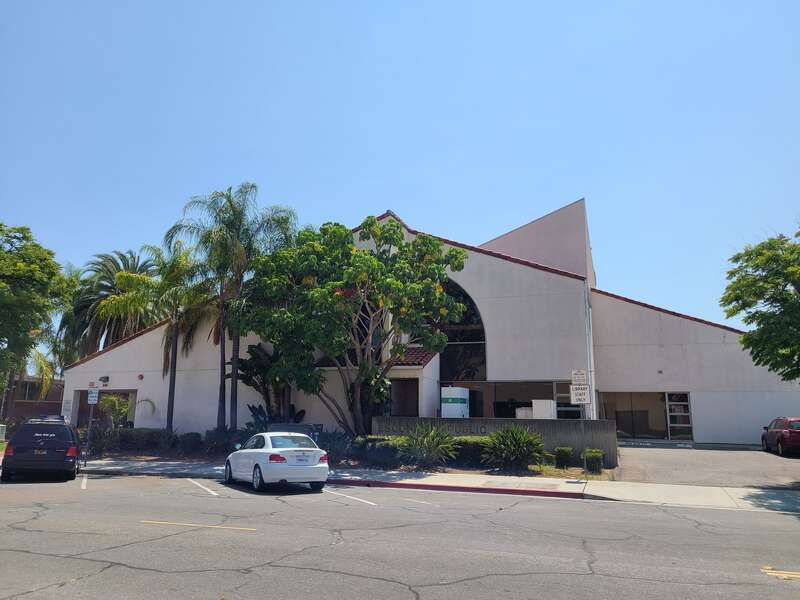 Escondido public library at Kalmia St