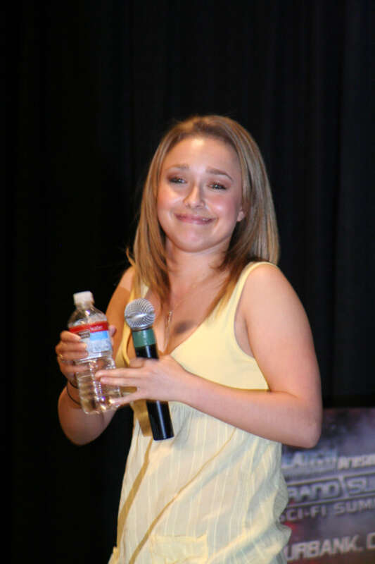 Hayden Panettiere at Grand Slam, a Creation Ent occcured in Burbank, California between 13 e 15 of April, 2007.