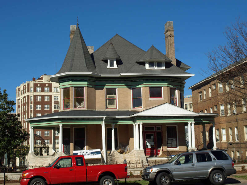 A house on Highland Avenue South in Birmingham, Alabama, part of the Five Points South Historic District