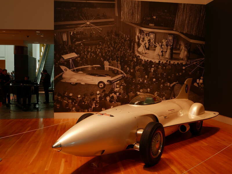 1950-talet var modernitetens guldålder.  Aldrig, förr eller senare, har människorna så oförblomerat trott på en ljusnande framtid.