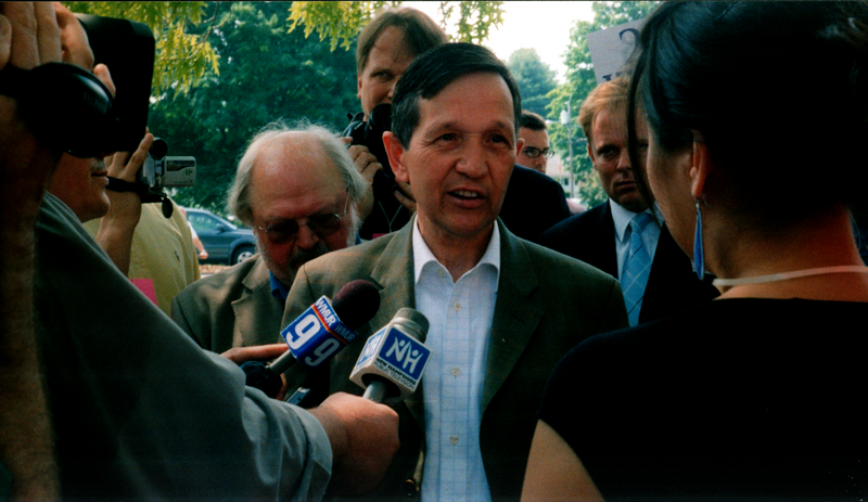 Presidential candidate Dennis Kucinich holds a press conference outside the 2007 NH Democratic Party convention.