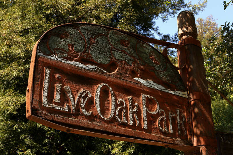 Schild am Eingang von Live Oak Park in Berkeley/Kalifornien