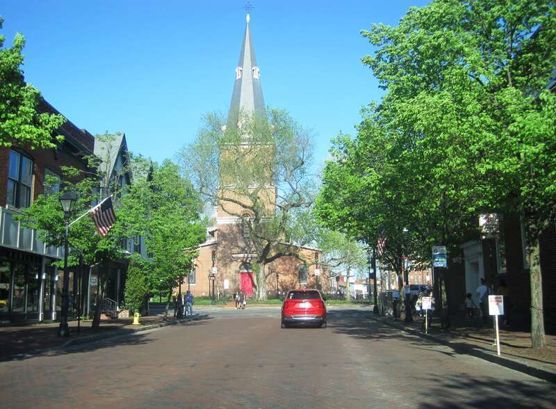 Photo of eastbound Maryland Route 450 (West Street) in Annapolis, Maryland. Photo taken looking east between Calvert Street / Cathedral Street and Church Circle.