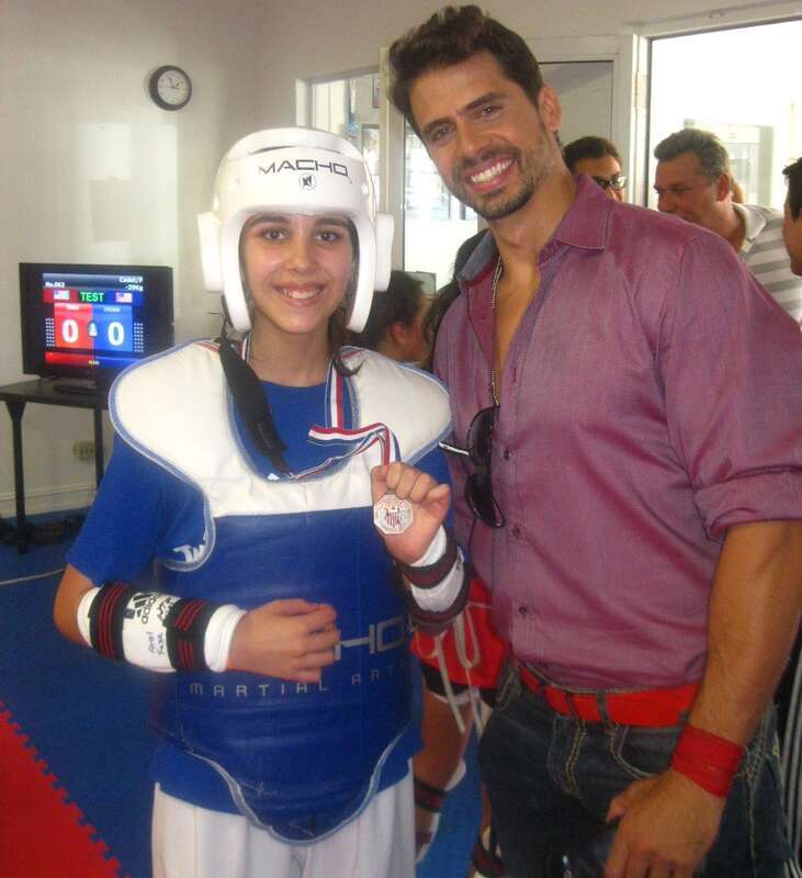 MI HIJA SAMANTHA CON SU PRIMERA MEDALLA EN TAEKWONDO Y EL ACTOR PEDRO MORENO.