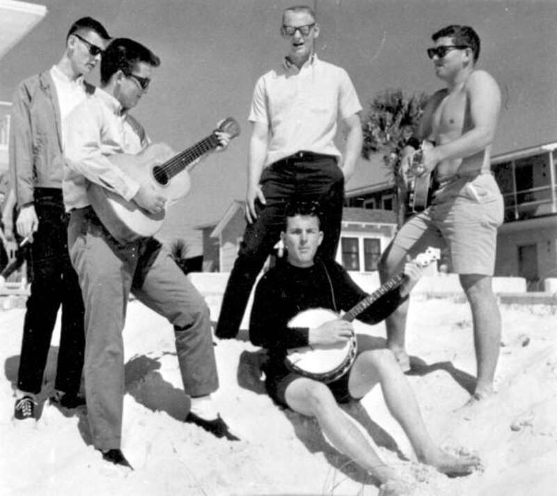 Local call number:  c038969a
Title: [Men playing instruments]
Date: 19--.
Physical descrip: 1 photoprint : b&amp;amp;w ; 2 x 2 in.
Series Title: (Commerce Collection.)
Repository: http://www.floridamemory.com/, 500 S. Bronough St., Tallahassee, FL