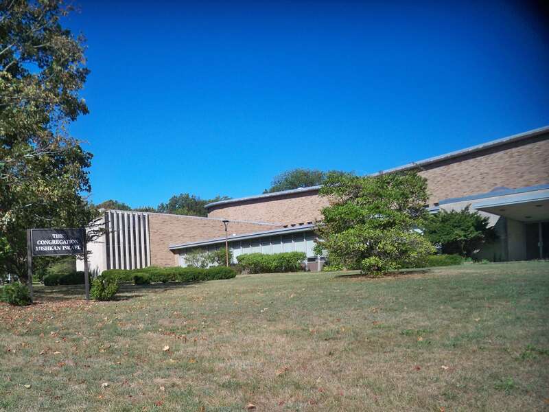 Front view from Ridge Road of the building of The Congregation Mishkan Israel in Hamden, Connecticut.