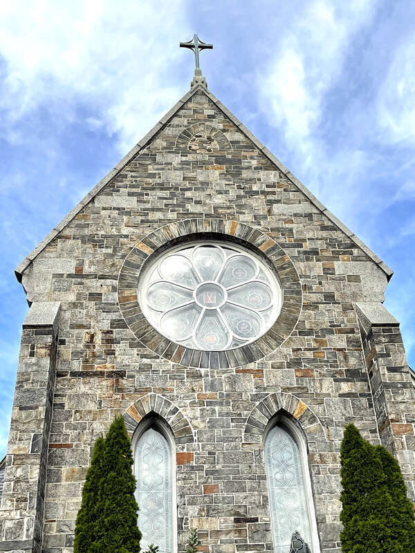 Yvonne took this church on the way to Portland.
The stone church is Olde Saint Paul’s Anglican Parish Established 1763.

Saint Paul's Parish founded 1763 in Falmouth (now Portland), Maine. Saint Paul's Church was burned by British in a naval attack