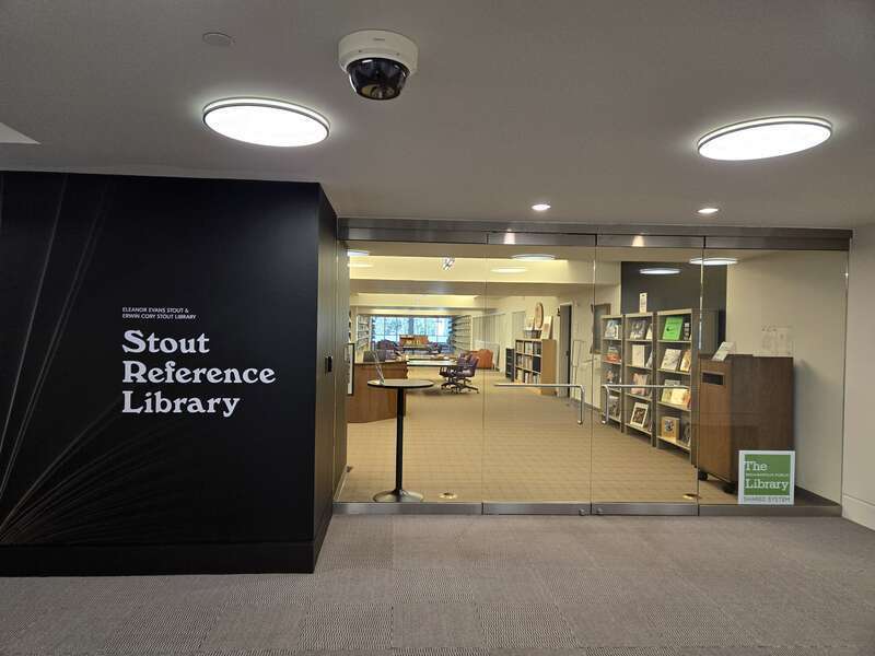 Entrée de la bibliothèque Stout