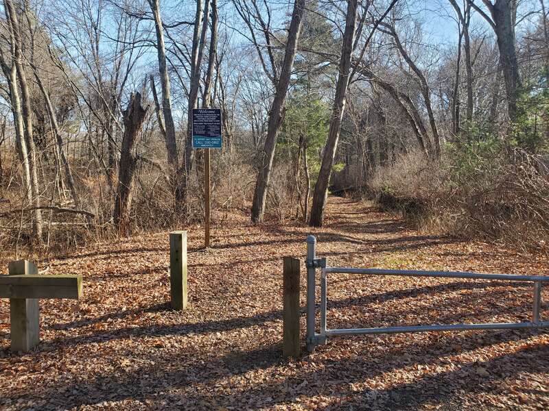 The trailhead of the Arkwright Riverwalk in December 2023