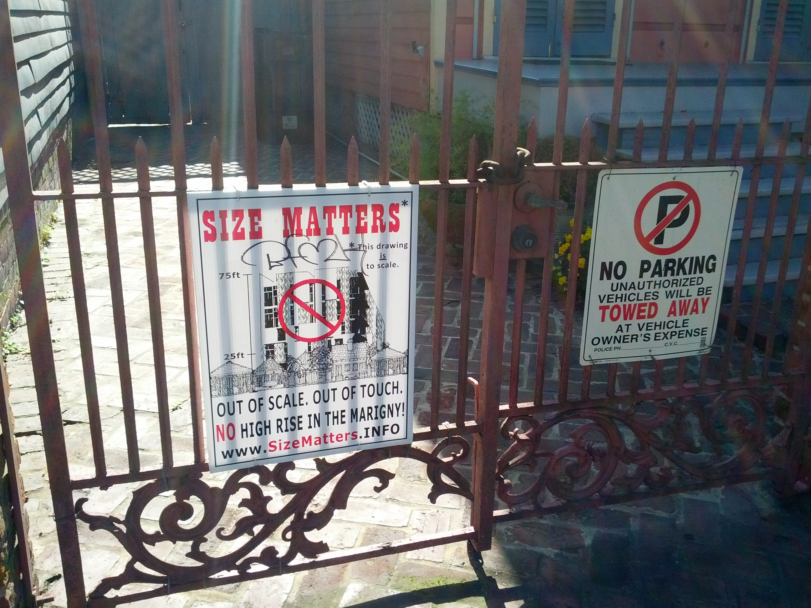 &quot;Size matters&quot; sign opposing proposed development over the 75-foot height limit - New Orleans, January 2015