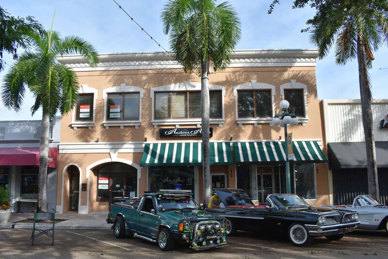 The Hollywood Furniture Co. building (1923) at 1911-1915 Hollywood Boulevard, one of the oldest structures on the street, is a contributing resource in the Hollywood Boulevard Historic Business District. In 1940 the building housed an A&amp;amp;P grocery