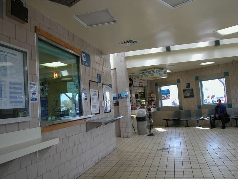 20060503 05 Metra Waukegan station