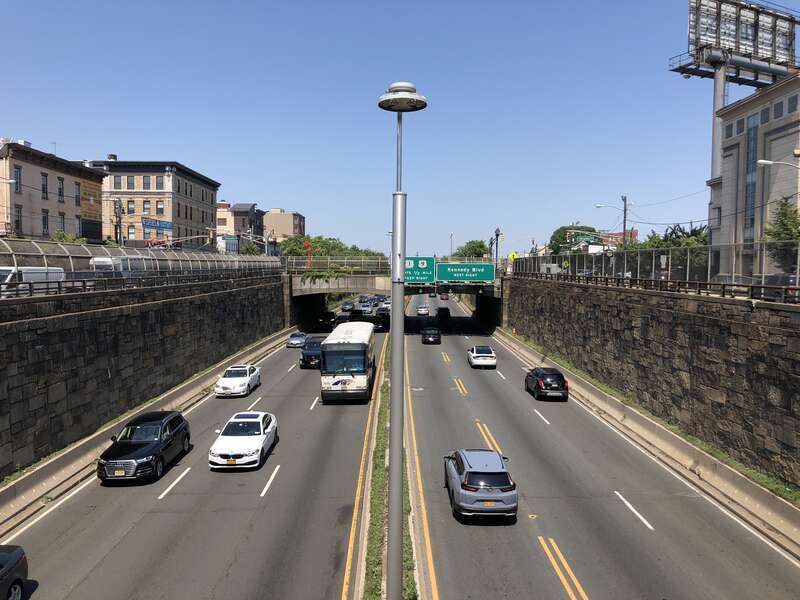 View west along New Jersey State Route 495 (Lincoln Tunnel Approach) from the overpass for Hudson County Route 672 (New York Avenue) in Union City, Hudson County, New Jersey