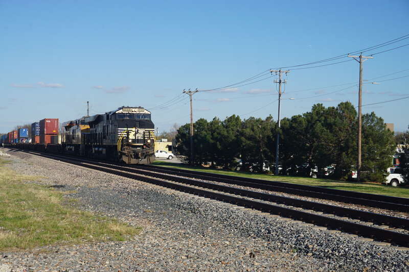 A freight train, led by Norfolk Southern GE ES44AC #8144 and Union Pacific GE C45AH #8200, in Arlington, Texas (United States).