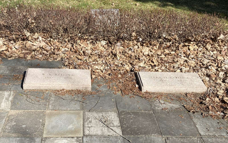 Grave of Will Keith Kellogg (1860–1951) at Oak Hill Cemetery, Battle Creek