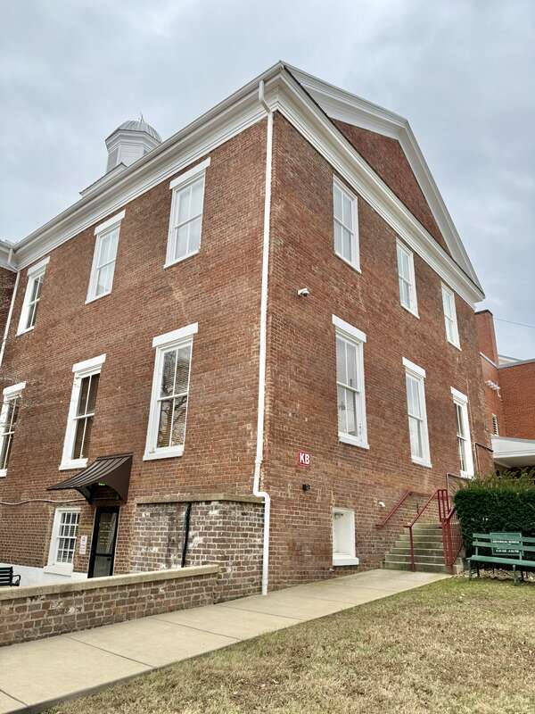 Built in 1845-1846, this Greek Revival-style building was designed by Judge Robert Hynes and built by the Hickman Brothers to serve as the Jefferson County Courthouse, and replaced a previous courthouse built in 1794.  The building features a red