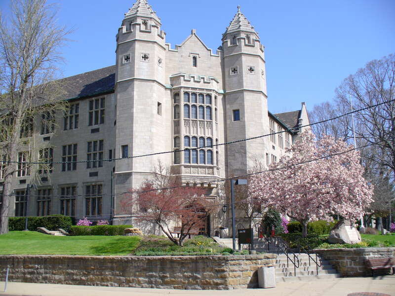 Picture of Youngstown State University's Jones Hall.