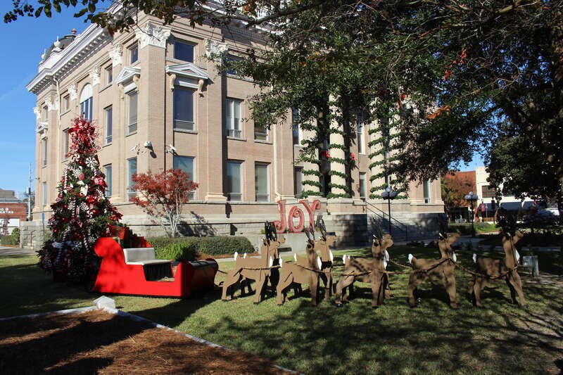 Lowndes County Courthouse square Dec 2018 2