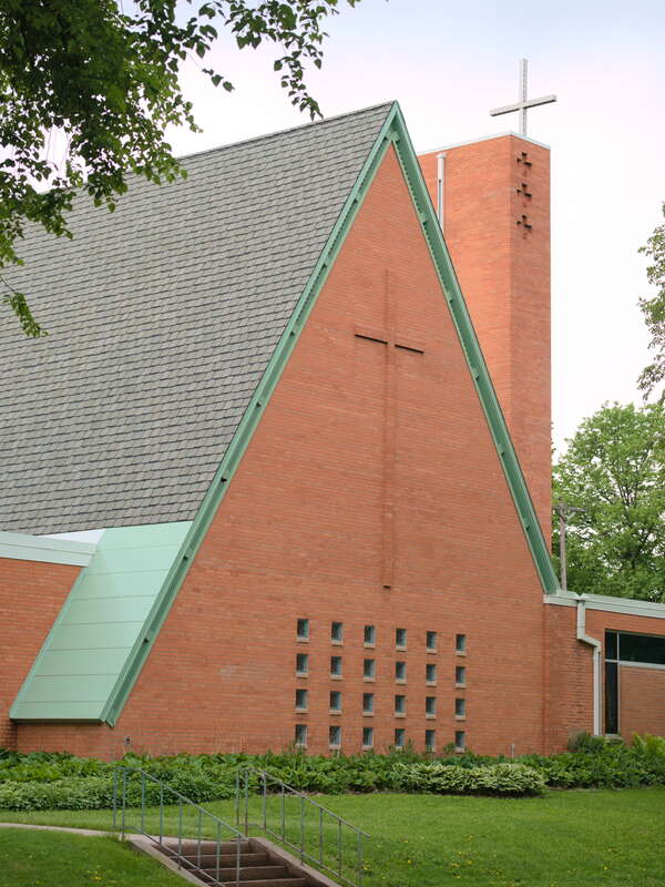 Lake Harriet United Methodist Church in the neighborhood of Fulton in the Southwest community.
Minneapolis is split into 11 communities which are split into 86+ neighborhoods. My goal in 2022 is to take photos in all neighborhoods in Mpls in roughly