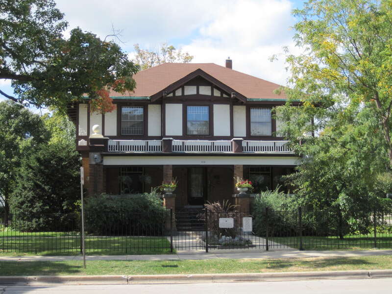 Nathaniel Moore Banta House in Arlington Heights (1908). It is one of the earliest documented examples of Arts &amp;amp; Crafts architecture in Arlington Heights. Banta was an educator and school administrator. In 1906, he left the education world to