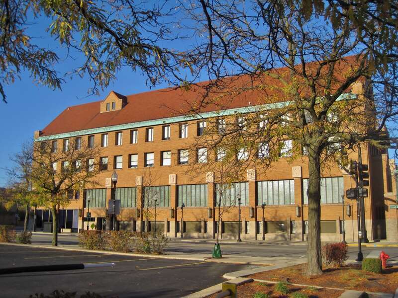 Old Second National Bank in Aurora (1924). Elmslie experimented a bit with vertical designs as the Prairie School was quickly falling out of favor.