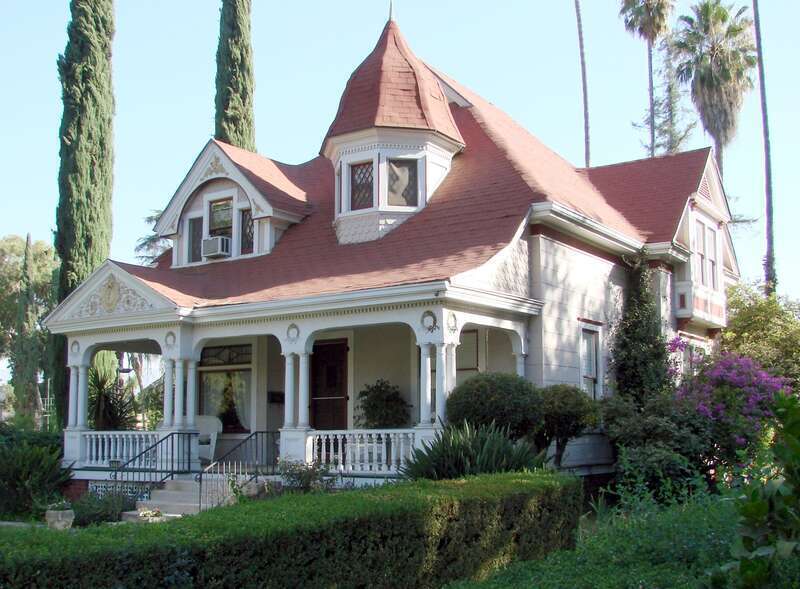 (1 in a multiple picture set)
This home is on Grant Street, just south of the Redlands Bowl. It is typical of the beautiful old homes which are kept in pristine condition by the residents of Redlands.
